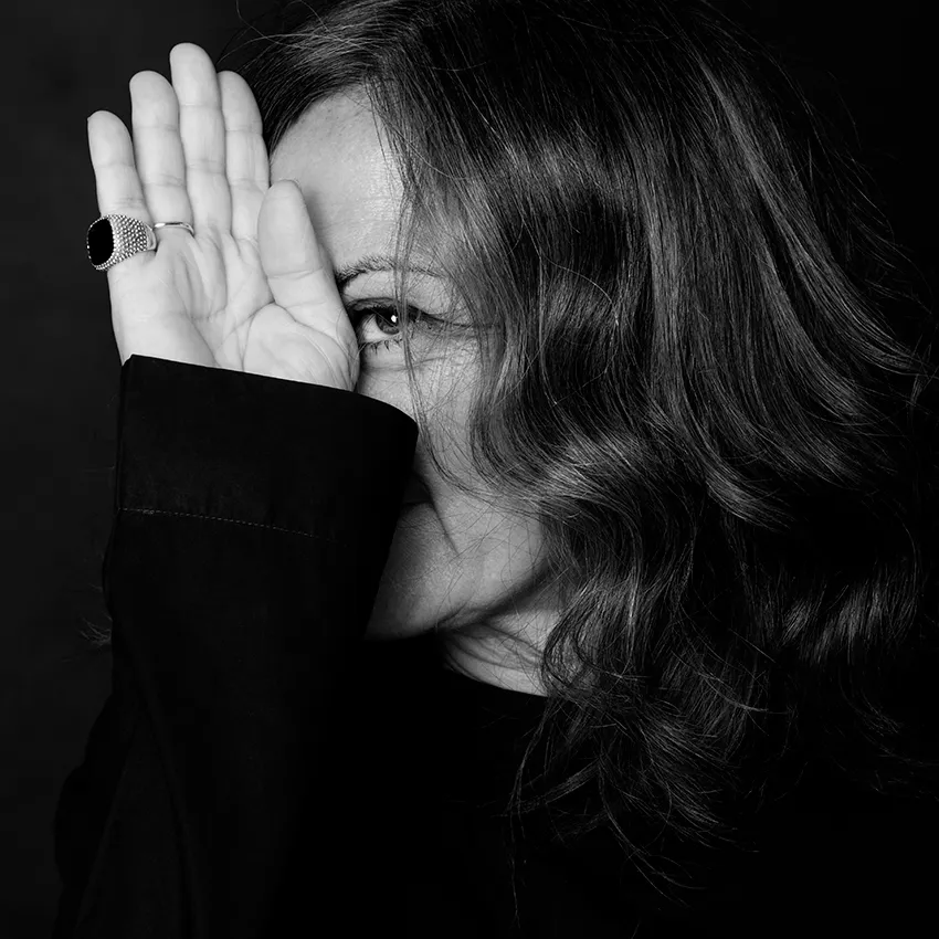 ritratto fotografico donna in bianco e nero