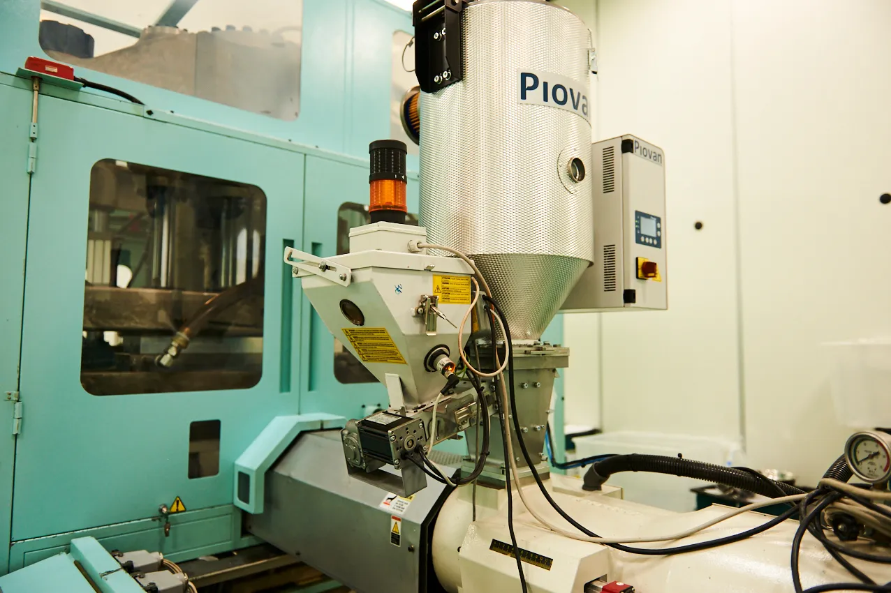 macchinario industriale produzione contenitori farmaceutici