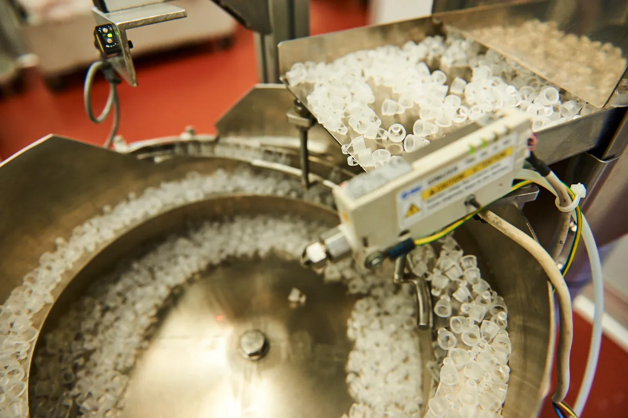 macchinario industriale produzione contenitori farmaceutici