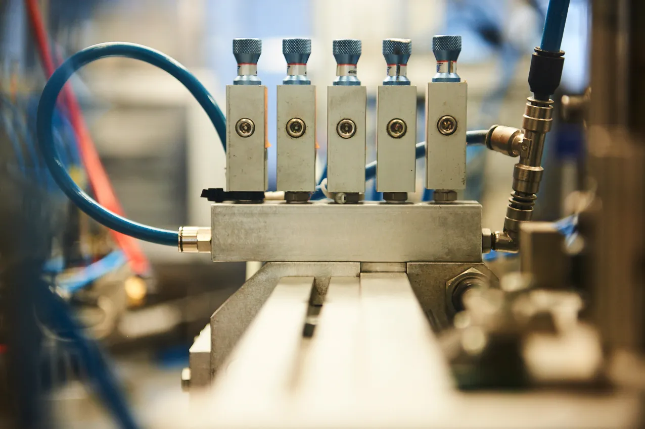 macchinario industriale produzione contenitori farmaceutici