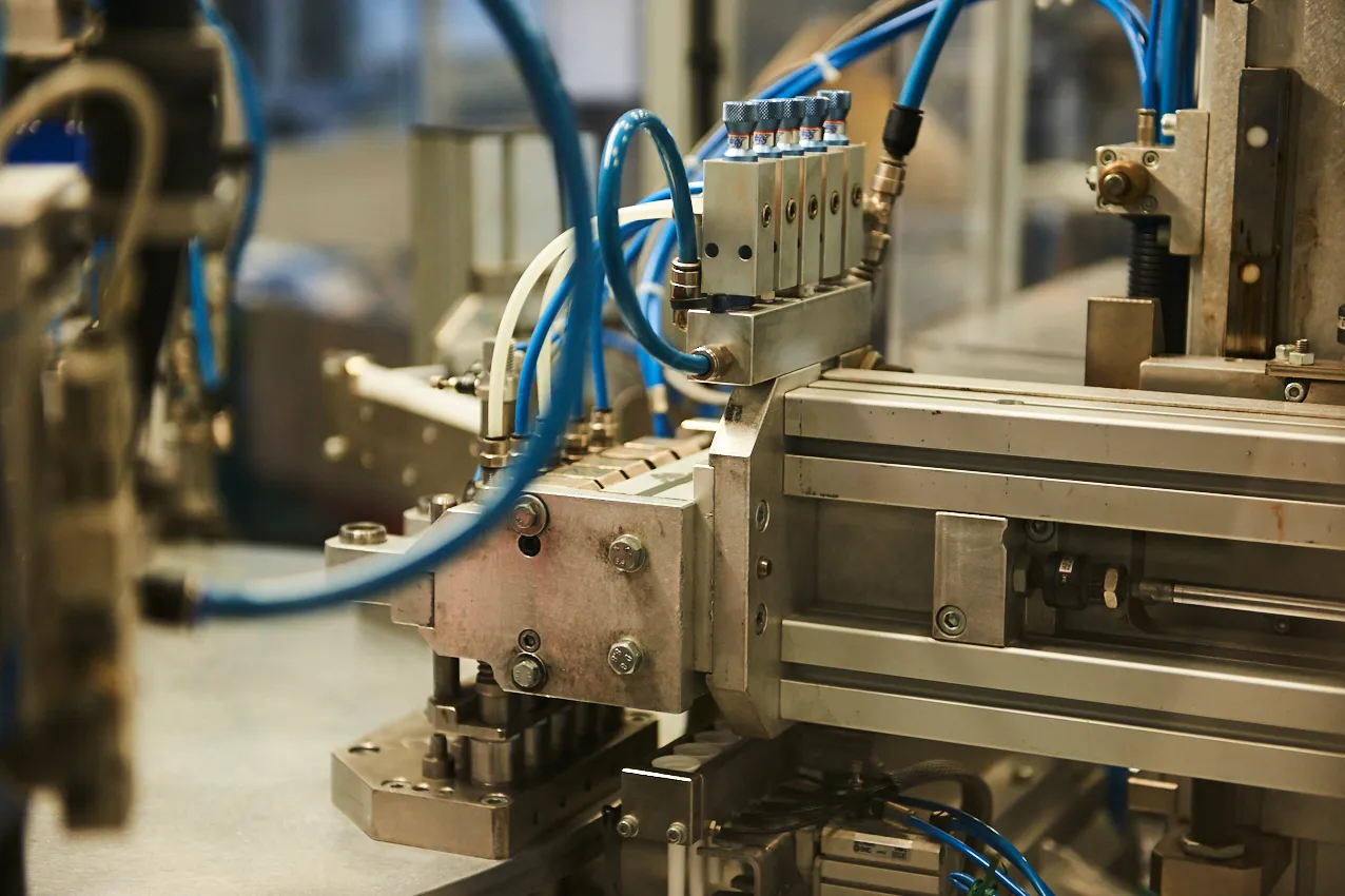 macchinario industriale produzione contenitori farmaceutici