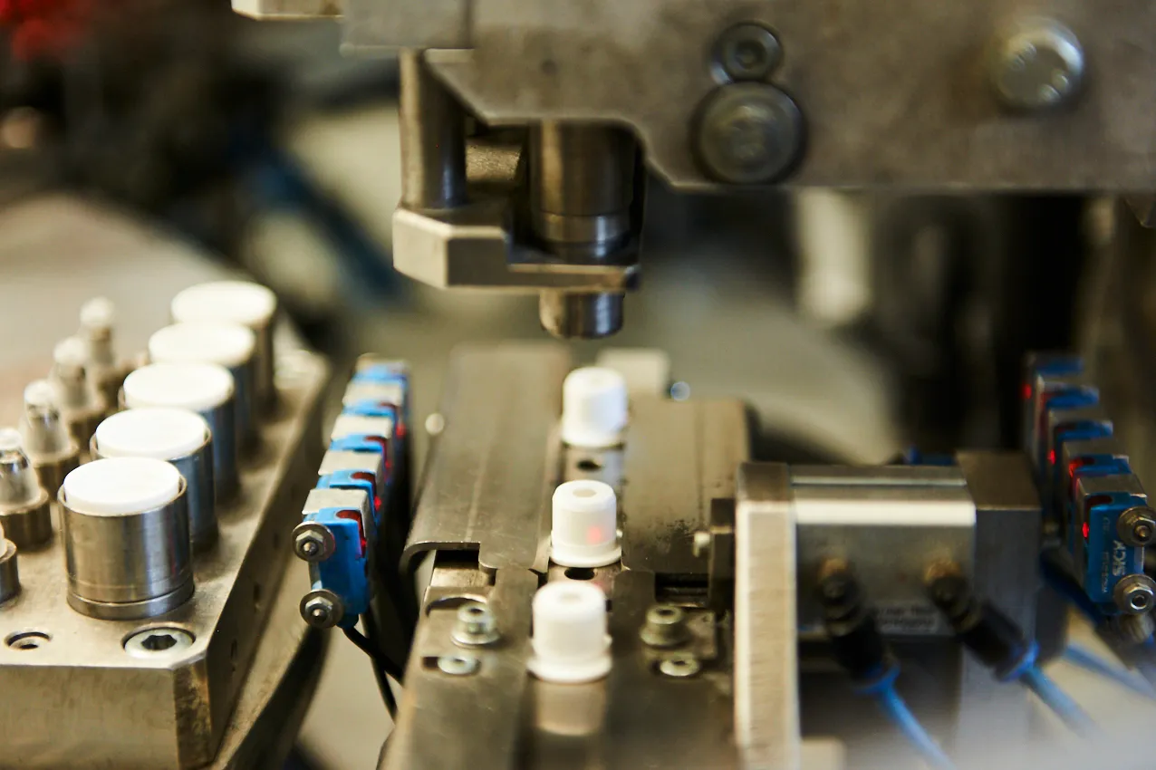 macchinario industriale produzione contenitori farmaceutici