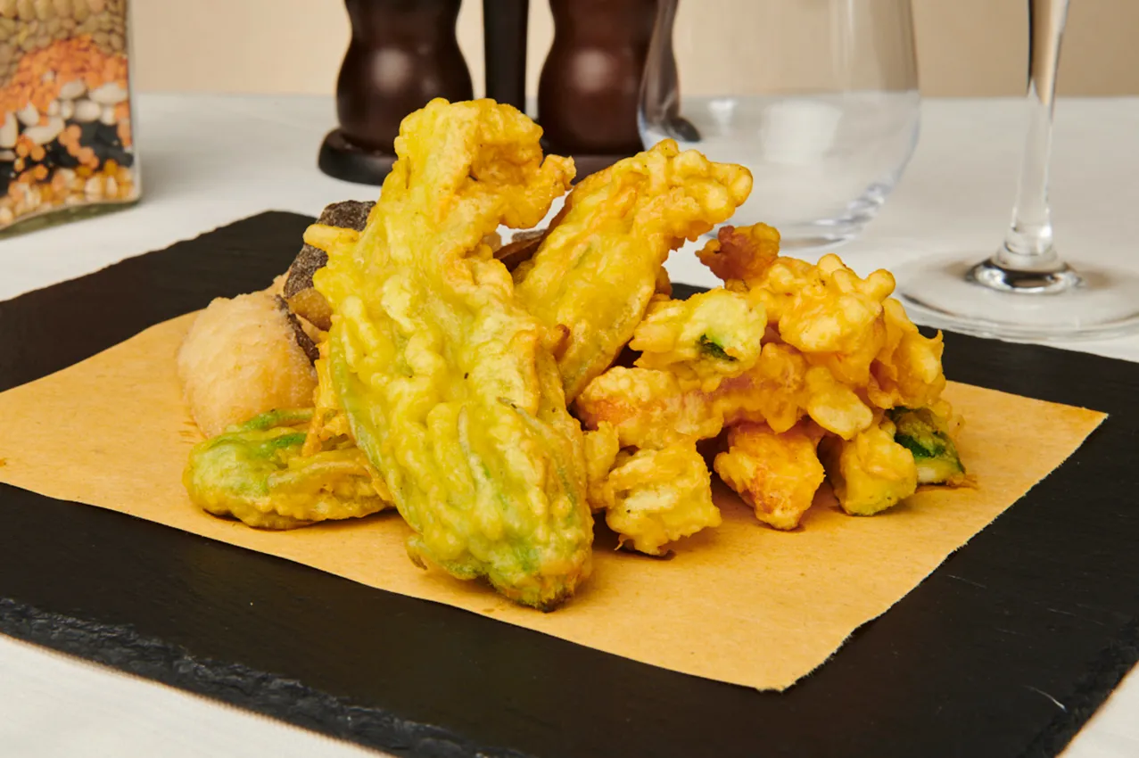 food piatto tempura di fiori di zucca