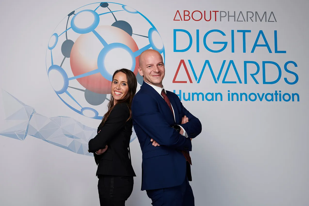 evento AboutPharma digital Awards ritratti su backdrop