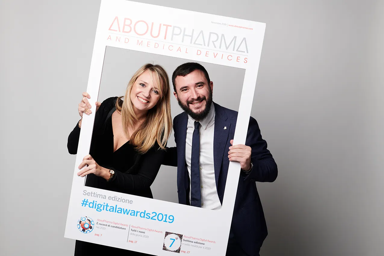 evento AboutPharma digital Awards ritratti su backdrop
