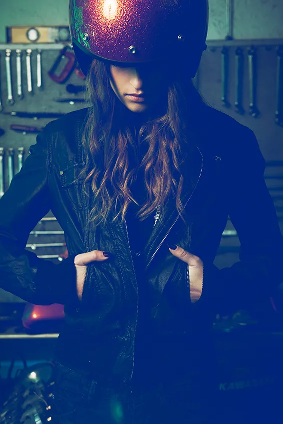 editoriale moda donna in officina moto