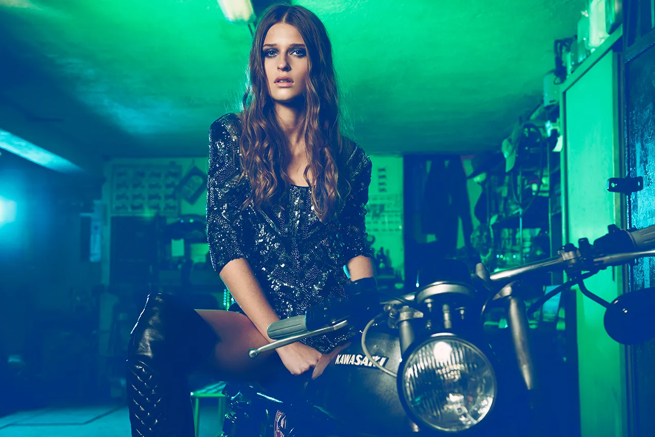 editoriale moda donna in officina moto