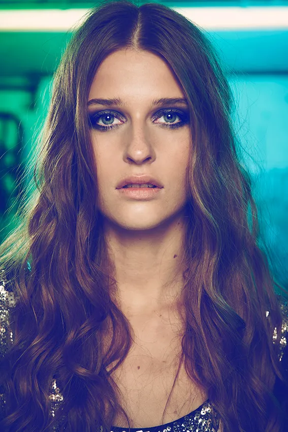 editoriale moda donna in officina moto