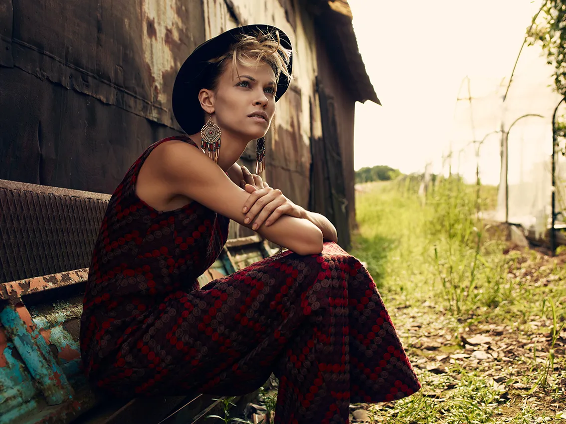 editoriale moda donna in campagna