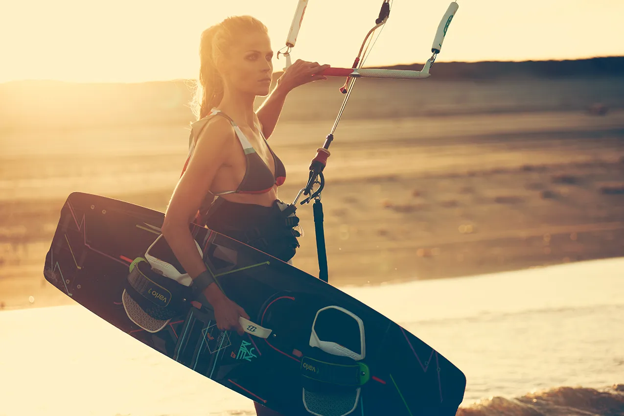 editoriale moda donna kite in spiaggia