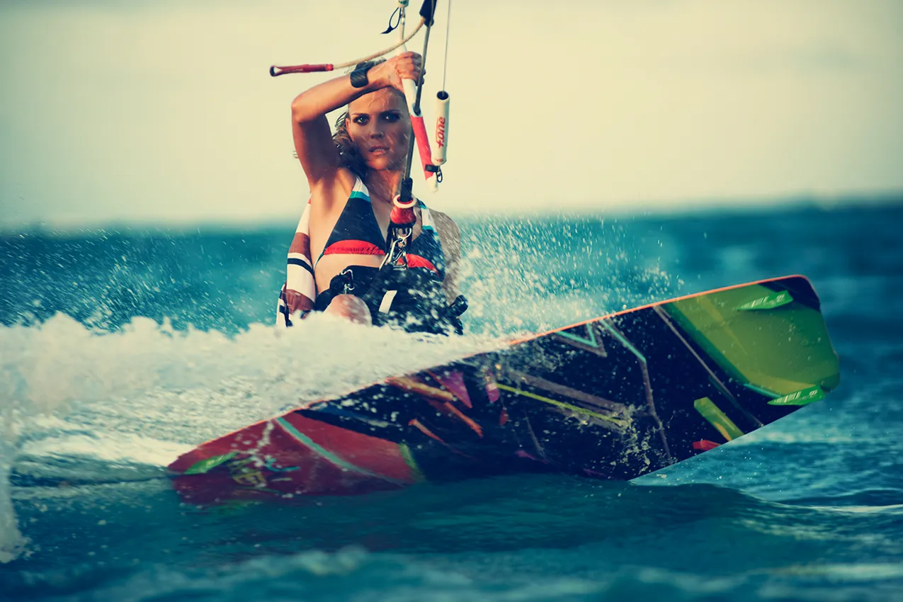 editoriale moda donna kite in spiaggia