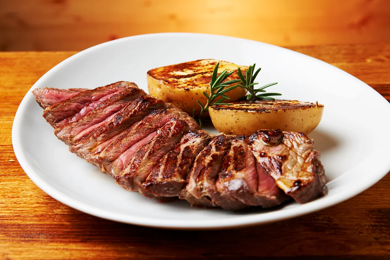 food piatto filetto di carne con patate