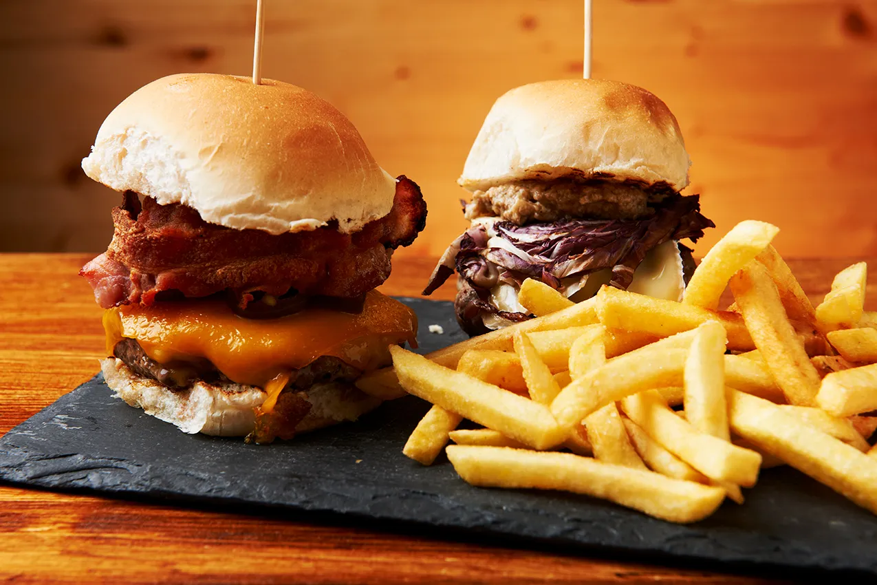 food piatto hamburger e patatine