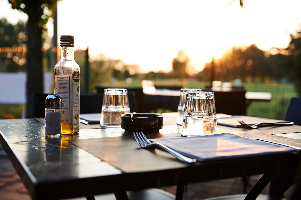 locale ristorante tavolo esterno