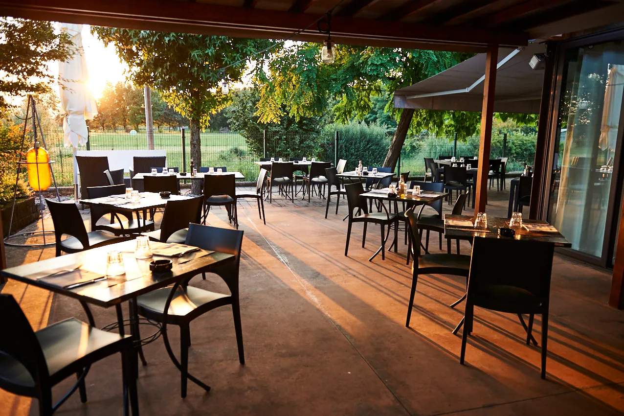 locale ristorante tavoli esterno