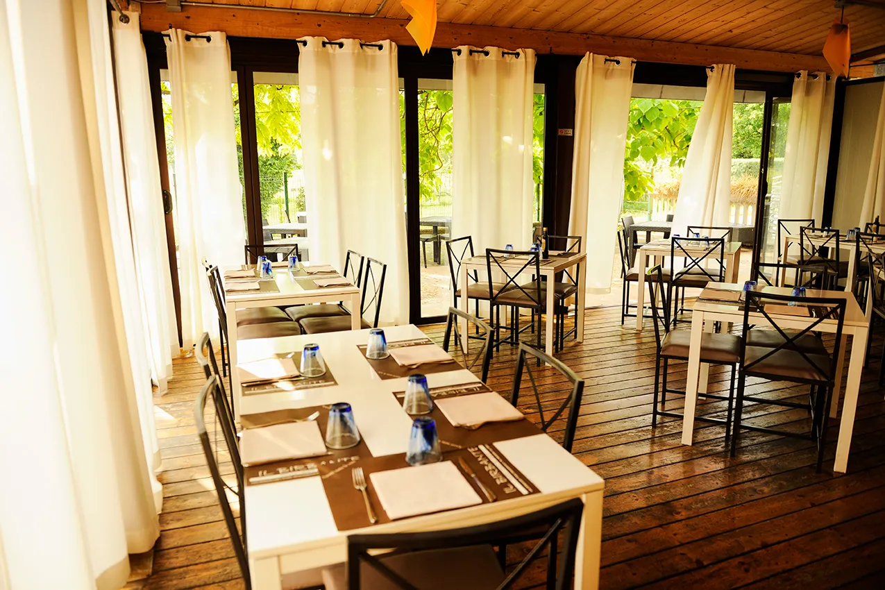 locale ristorante tavoli esterno