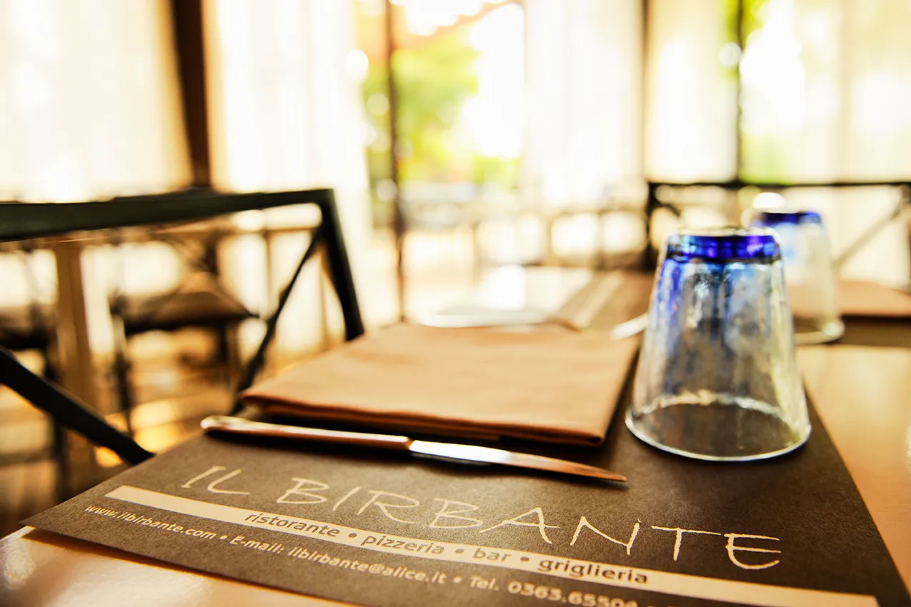 locale commerciale ristorante tavolo apparecchiato