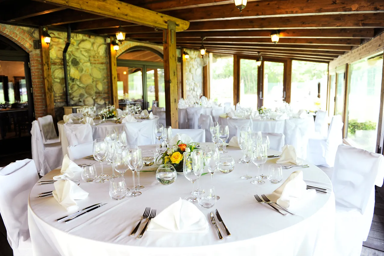 locale agriturismo ristorante tavolo apparecchiato