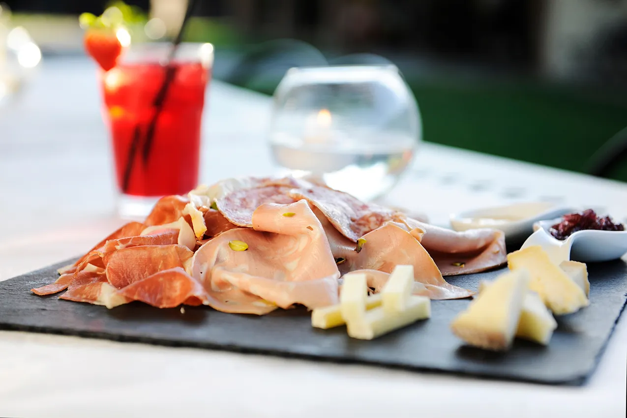 aperitivo in agriturismo tagliere di salumi e formaggi