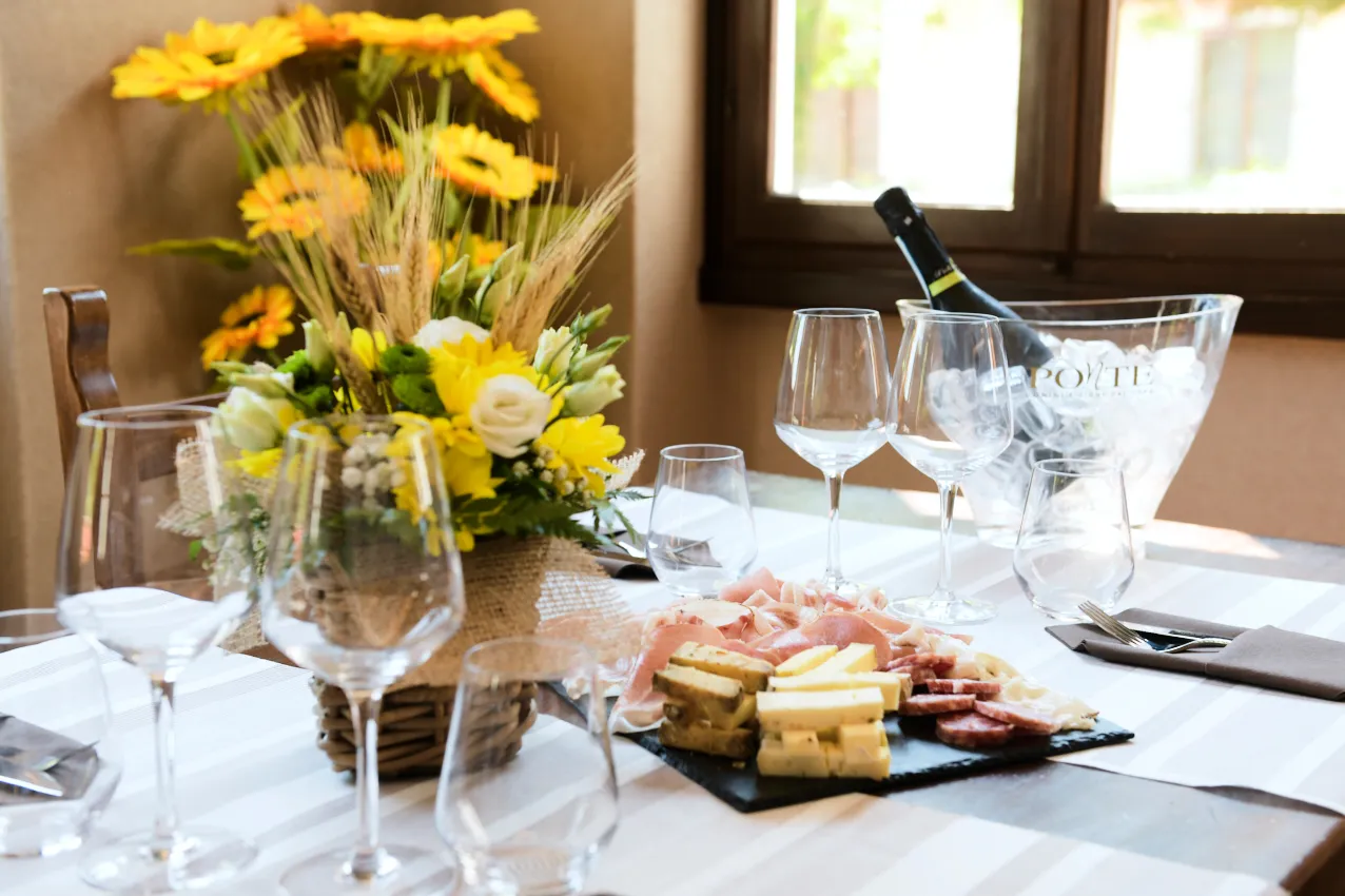 prosecco e tagliere aperitivo in agriturismo