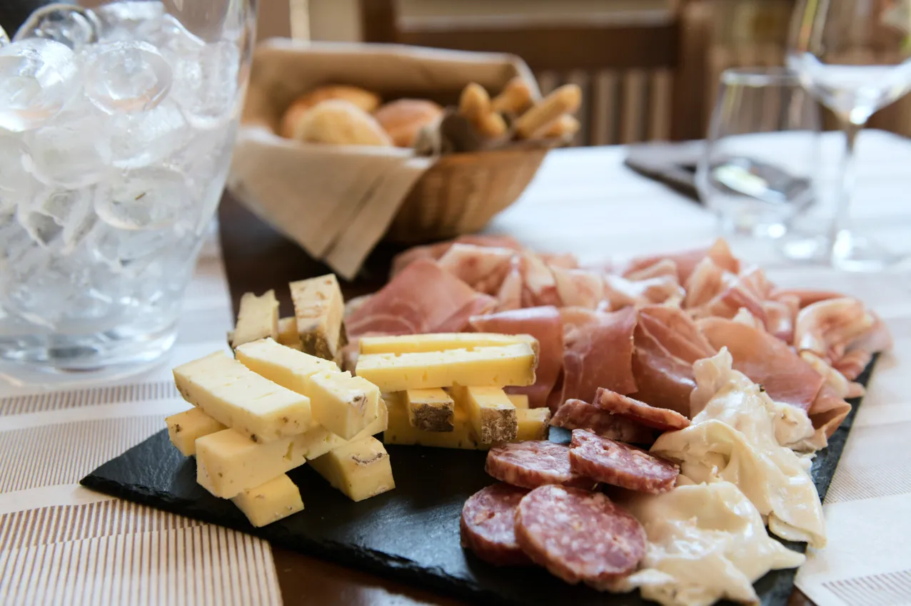 tagliere di salumi e formaggi aperitivo in agriturismo