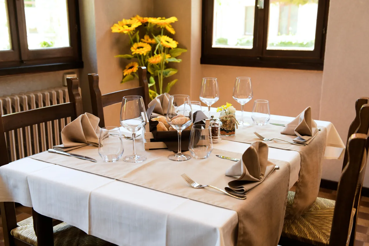tavola apparecchiata ristorante agriturismo