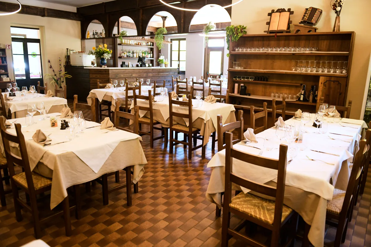 tavola apparecchiata ristorante agriturismo