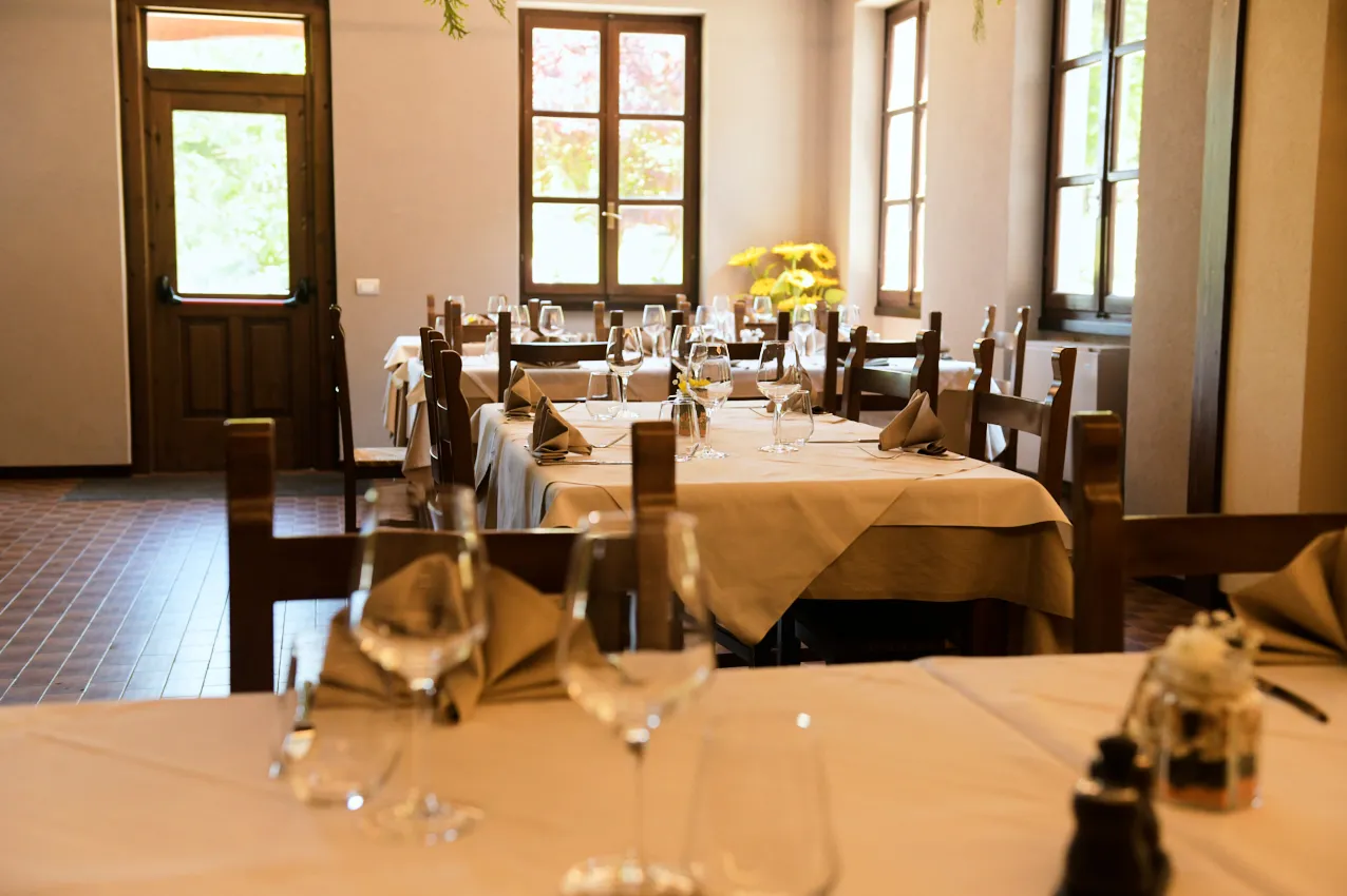 tavola apparecchiata ristorante agriturismo