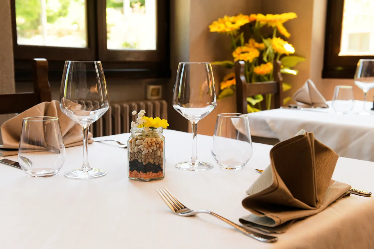 tavola apparecchiata ristorante agriturismo