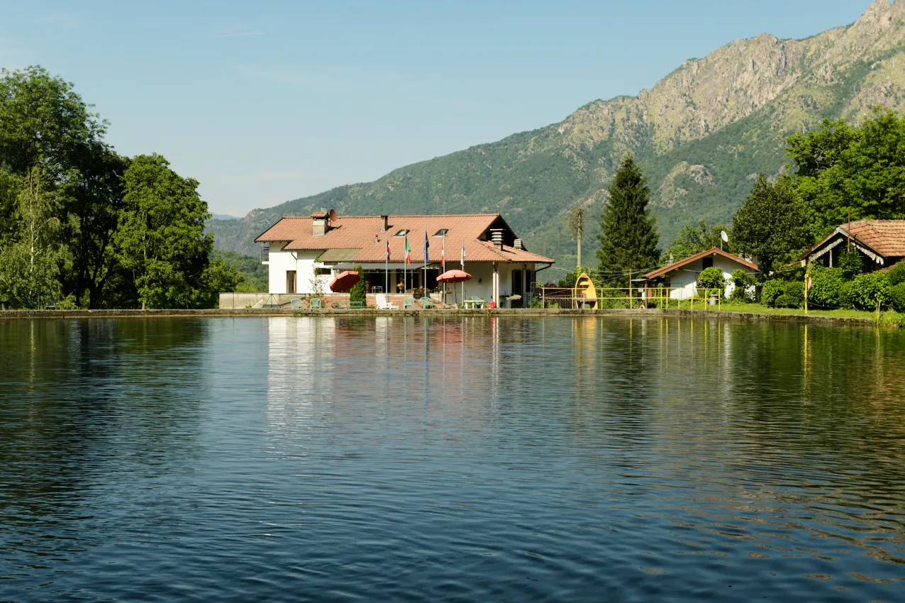 locale agriturismo con laghetto