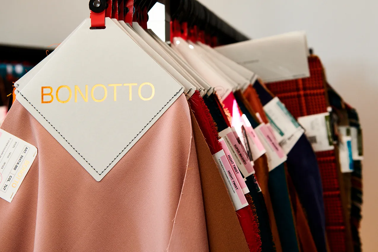 locale showroom tessuti a Milano