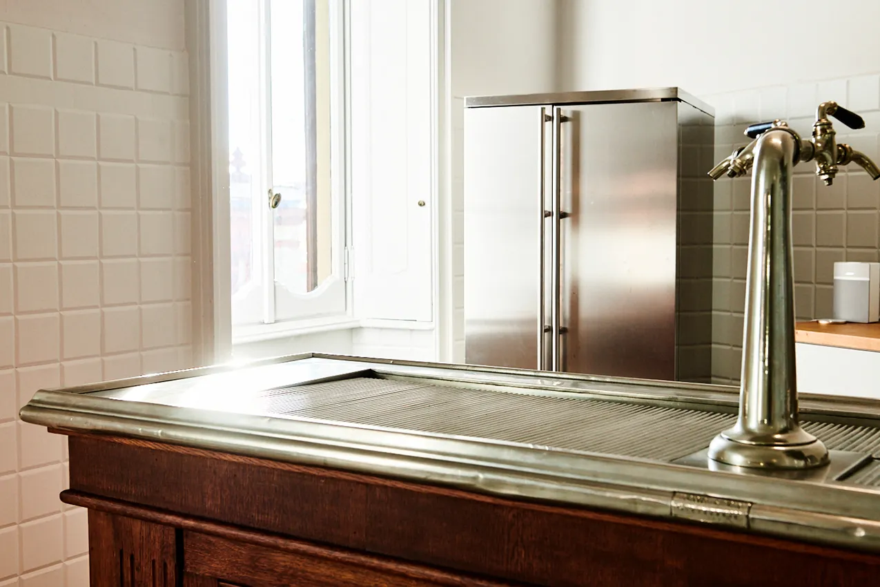 locale cucina in showroom tessuti a Milano