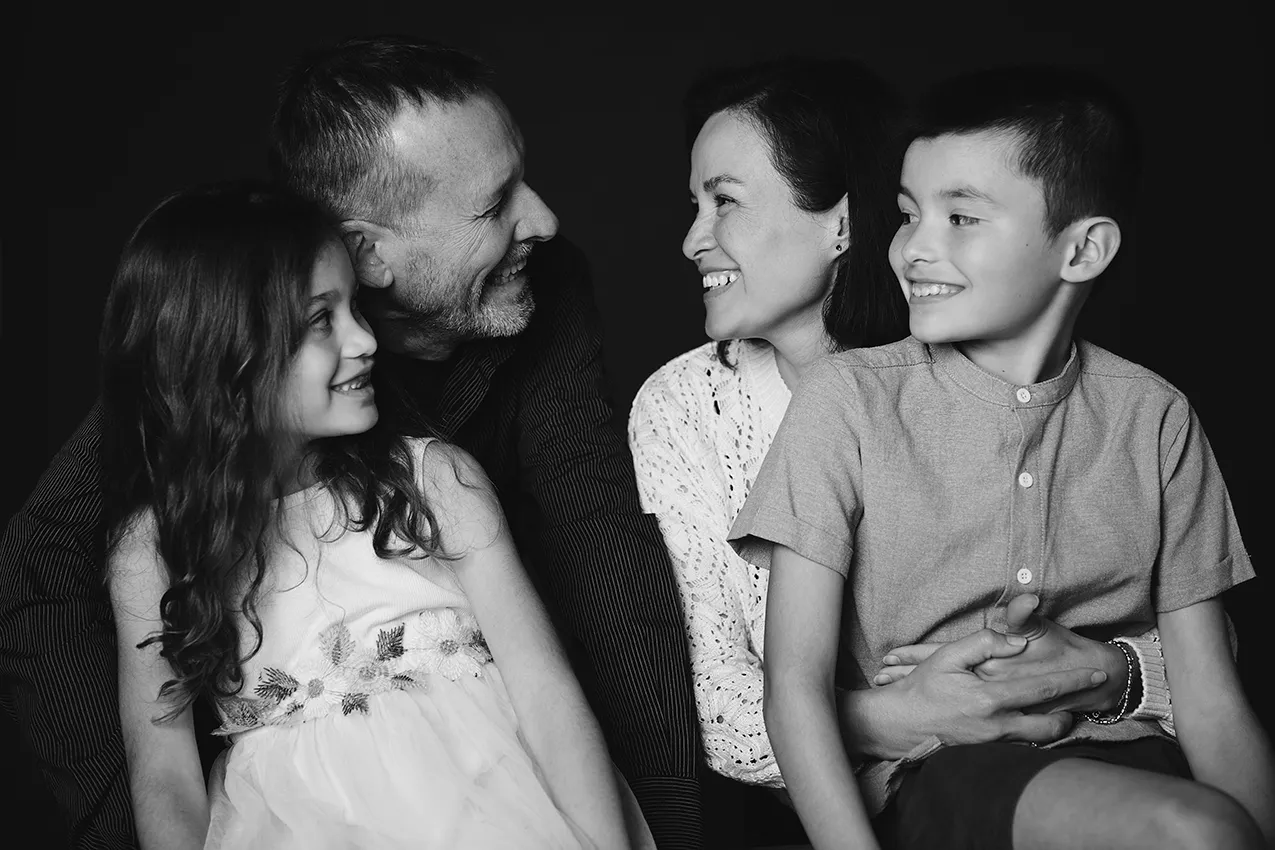 ritratto fotografico famiglia in bianco e nero